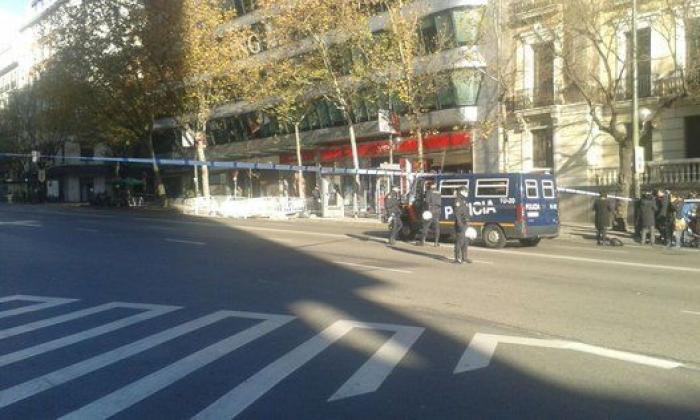 Un hombre que transportaba dos bombonas de butano empotra su coche contra la sede del PP