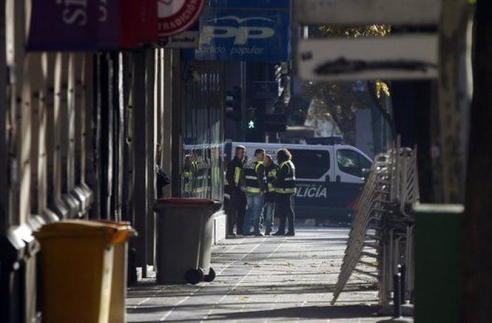 Un hombre que transportaba dos bombonas de butano empotra su coche contra la sede del PP