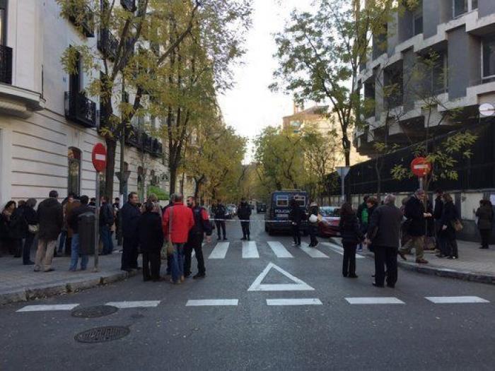 Un hombre que transportaba dos bombonas de butano empotra su coche contra la sede del PP