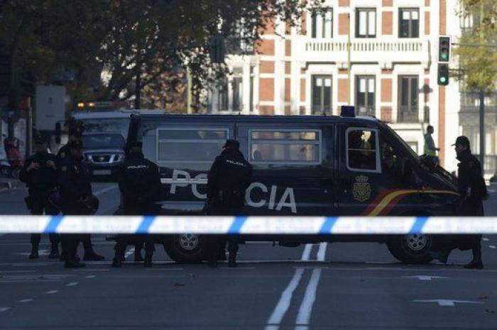 Un hombre que transportaba dos bombonas de butano empotra su coche contra la sede del PP