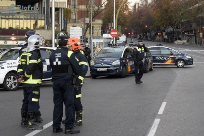 Un hombre que transportaba dos bombonas de butano empotra su coche contra la sede del PP