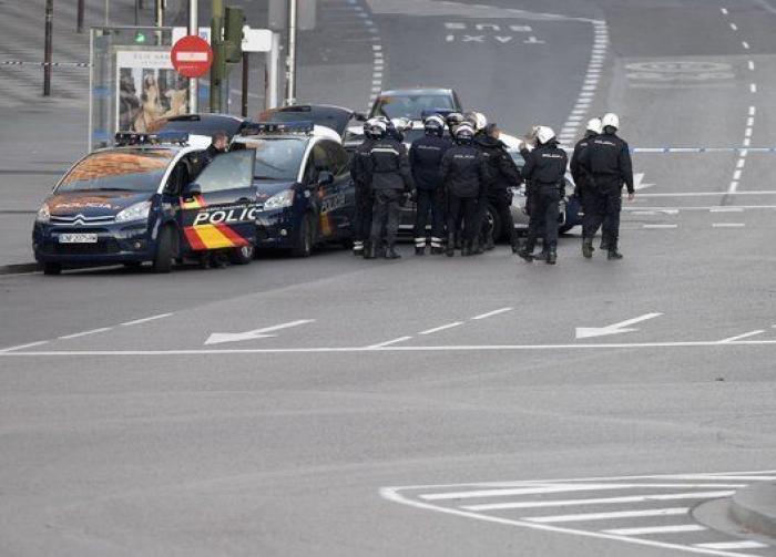 Un hombre que transportaba dos bombonas de butano empotra su coche contra la sede del PP