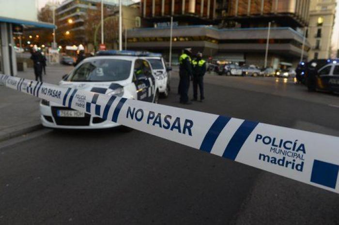 Un hombre que transportaba dos bombonas de butano empotra su coche contra la sede del PP