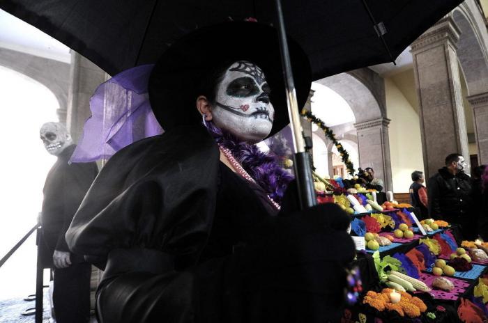 Muere una pareja tras caer al vacío desde un puente mientras se besaban