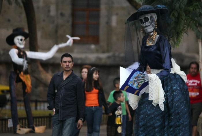 Muere una pareja tras caer al vacío desde un puente mientras se besaban