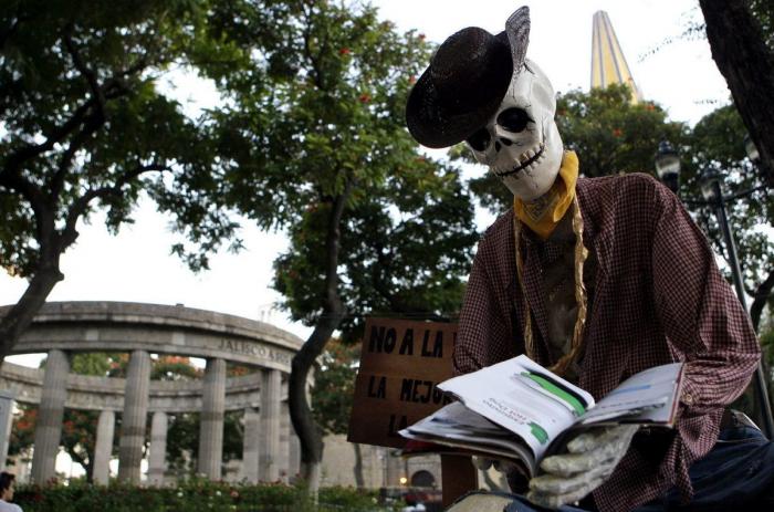 Muere una pareja tras caer al vacío desde un puente mientras se besaban
