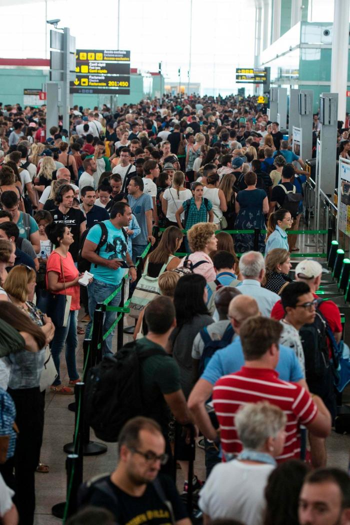 El Prat va a la huelga en plena temporada alta