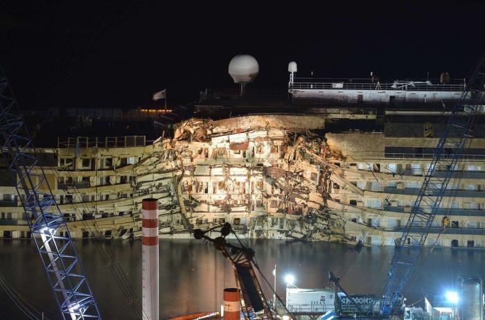 Enderezado el Costa Concordia tras casi un día de trabajos de reflote (FOTOS)