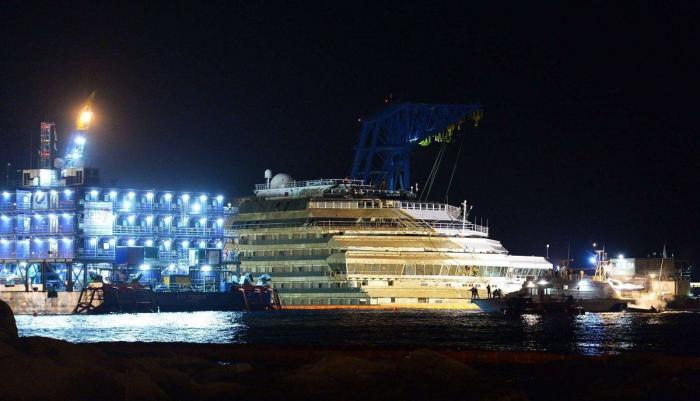 Enderezado el Costa Concordia tras casi un día de trabajos de reflote (FOTOS)