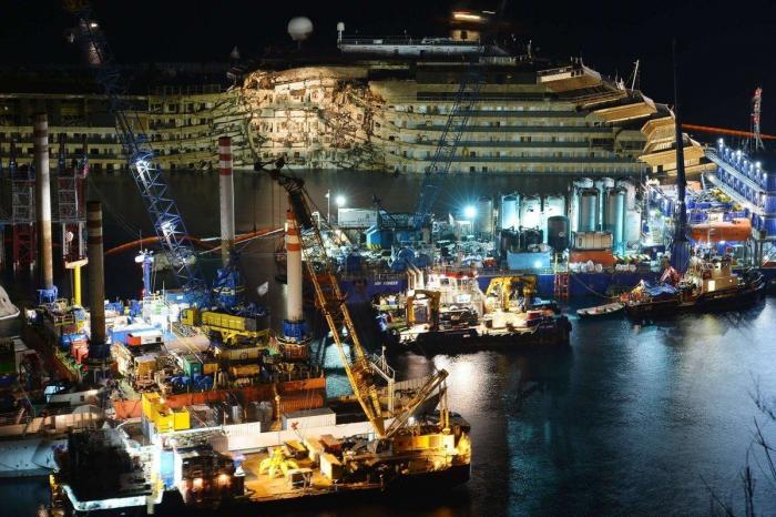 Enderezado el Costa Concordia tras casi un día de trabajos de reflote (FOTOS)