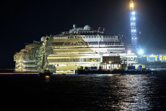 Enderezado el Costa Concordia tras casi un día de trabajos de reflote (FOTOS)
