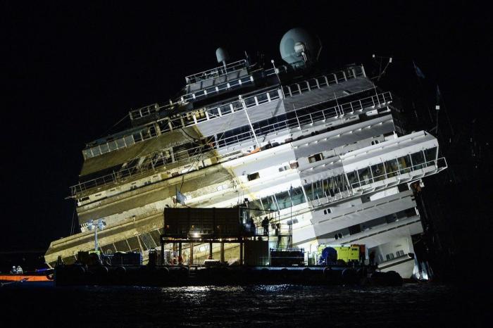 Enderezado el Costa Concordia tras casi un día de trabajos de reflote (FOTOS)