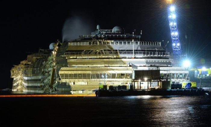 Enderezado el Costa Concordia tras casi un día de trabajos de reflote (FOTOS)
