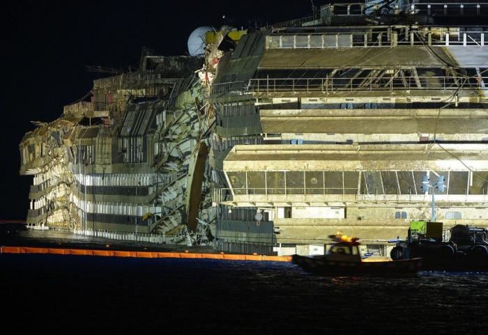 Enderezado el Costa Concordia tras casi un día de trabajos de reflote (FOTOS)