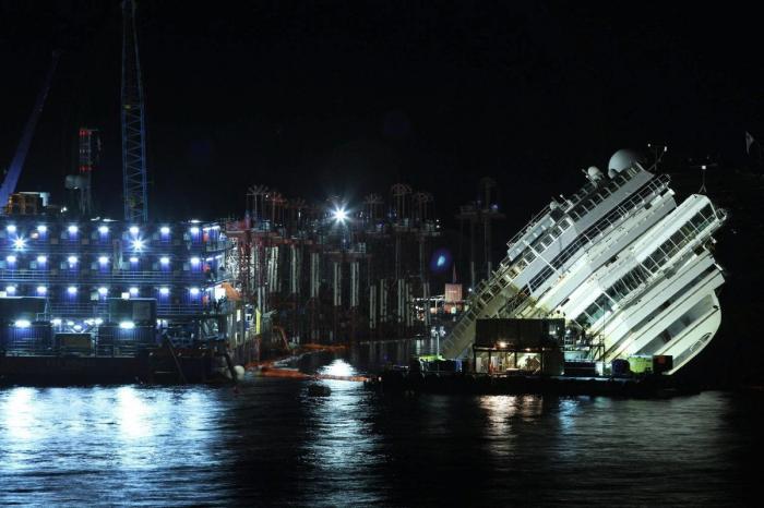 Enderezado el Costa Concordia tras casi un día de trabajos de reflote (FOTOS)