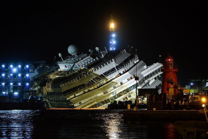 Enderezado el Costa Concordia tras casi un día de trabajos de reflote (FOTOS)