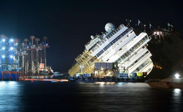 Enderezado el Costa Concordia tras casi un día de trabajos de reflote (FOTOS)