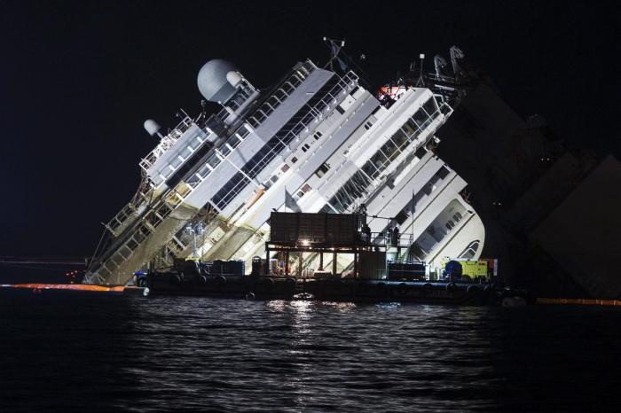Enderezado el Costa Concordia tras casi un día de trabajos de reflote (FOTOS)