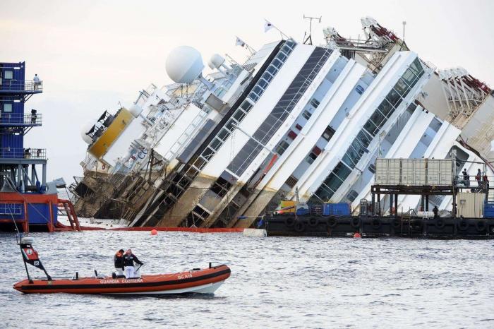 Enderezado el Costa Concordia tras casi un día de trabajos de reflote (FOTOS)