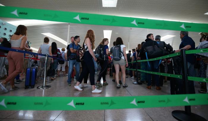 El Prat va a la huelga en plena temporada alta