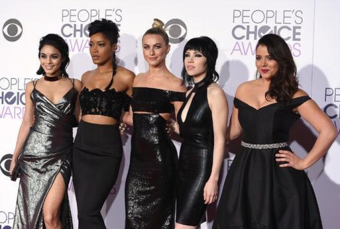 El vestido le jugó una mala pasada a Dakota Johnson en los People's Choice Awards 2016