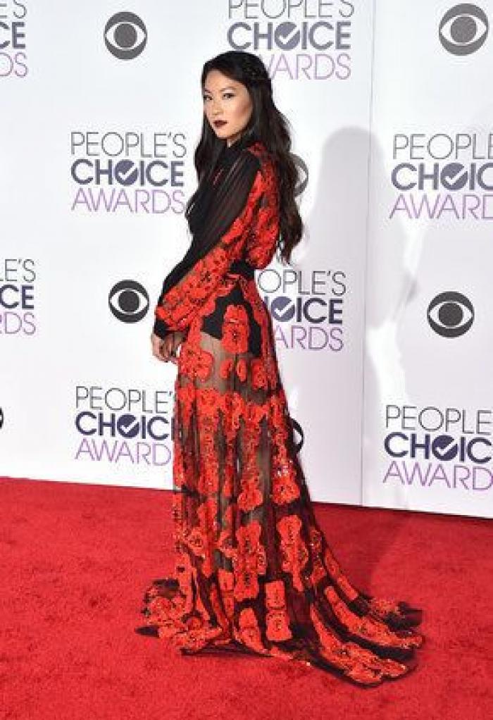 El vestido le jugó una mala pasada a Dakota Johnson en los People's Choice Awards 2016