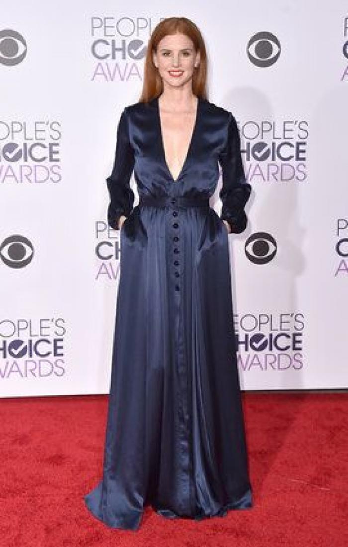 El vestido le jugó una mala pasada a Dakota Johnson en los People's Choice Awards 2016