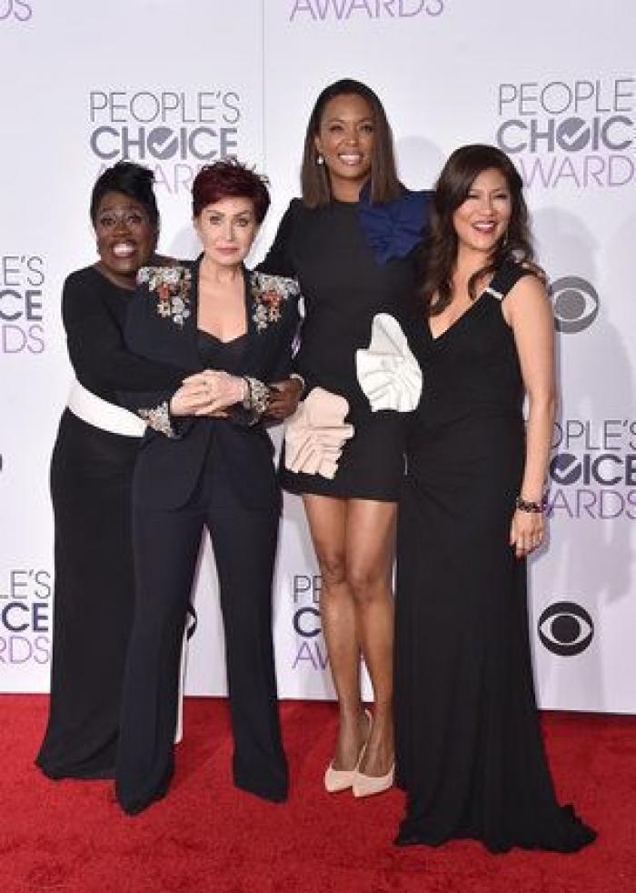 El vestido le jugó una mala pasada a Dakota Johnson en los People's Choice Awards 2016