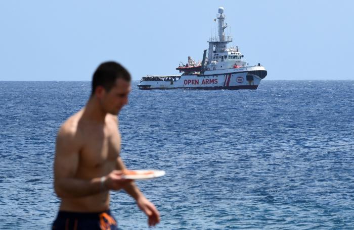 El Open Arms propone trasladar a los migrantes a España en avión
