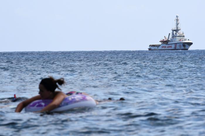 El Open Arms propone trasladar a los migrantes a España en avión