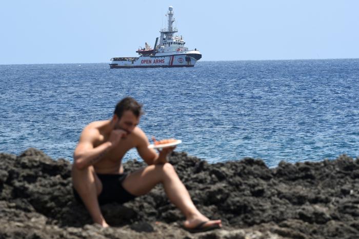El Open Arms propone trasladar a los migrantes a España en avión