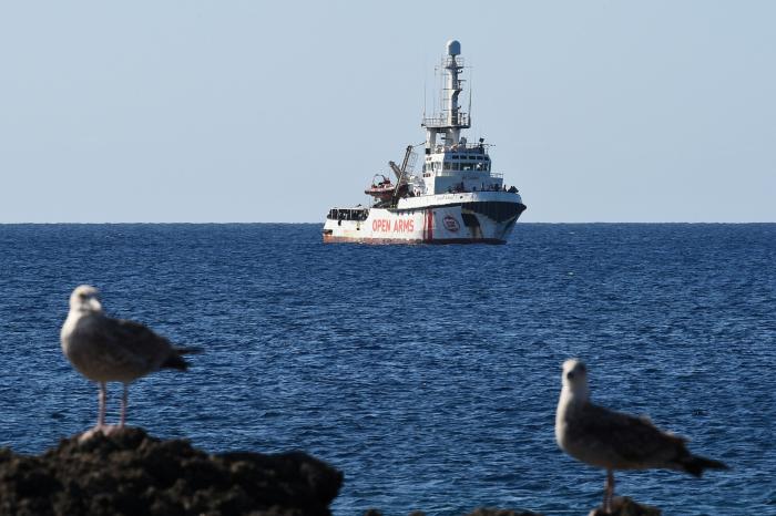 El Open Arms propone trasladar a los migrantes a España en avión