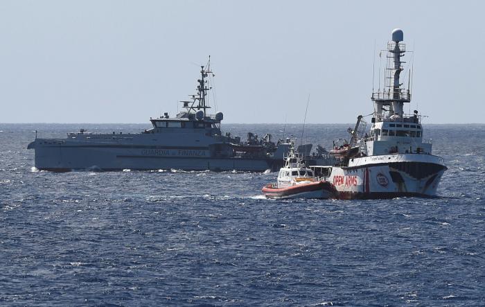 El Open Arms propone trasladar a los migrantes a España en avión