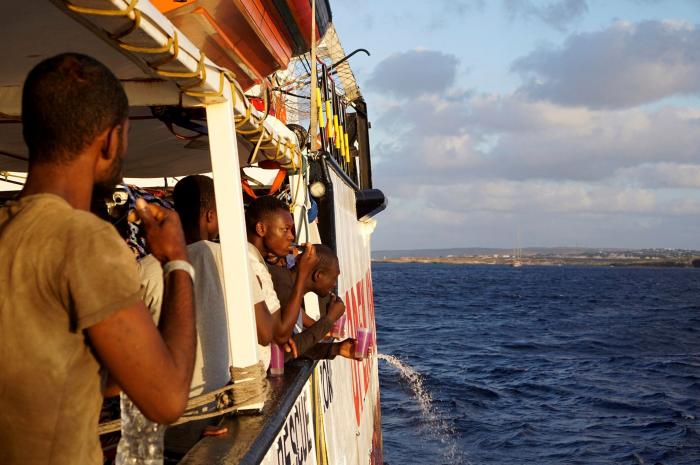 El Open Arms propone trasladar a los migrantes a España en avión
