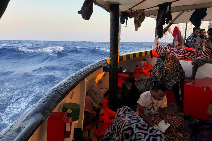 El Open Arms propone trasladar a los migrantes a España en avión