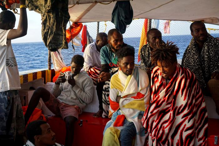El Open Arms propone trasladar a los migrantes a España en avión