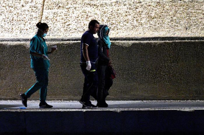 El Open Arms propone trasladar a los migrantes a España en avión