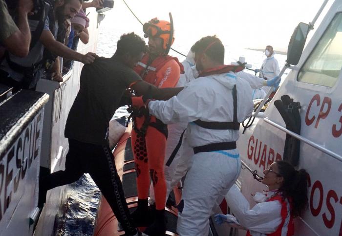 El Open Arms propone trasladar a los migrantes a España en avión