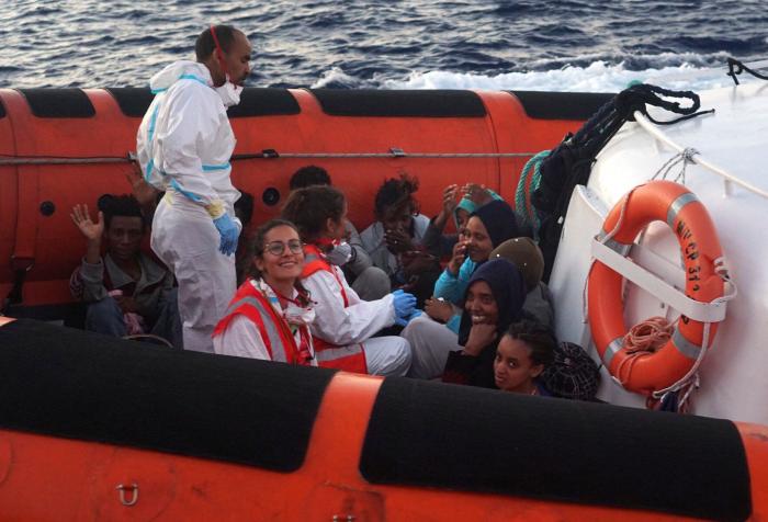 El Open Arms propone trasladar a los migrantes a España en avión