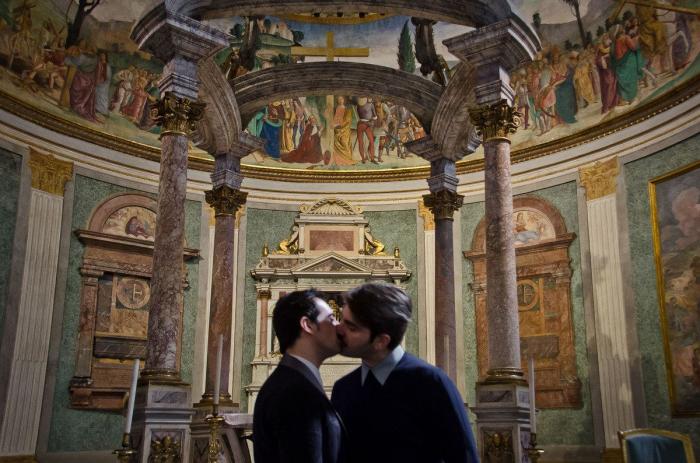 El Vaticano amenaza con medidas legales si se exponen las fotos de besos gays de Gonzalo Orquín