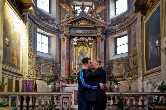 El Vaticano amenaza con medidas legales si se exponen las fotos de besos gays de Gonzalo Orquín