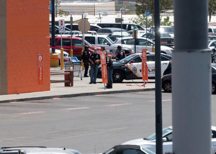 Cientos de personas arropan al viudo de El Paso que temía quedarse solo en el funeral