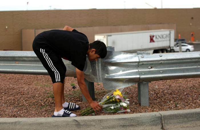 Cientos de personas arropan al viudo de El Paso que temía quedarse solo en el funeral
