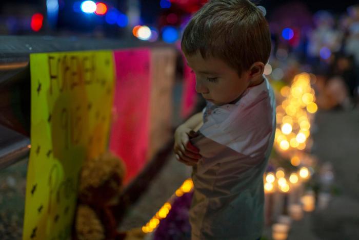 Cientos de personas arropan al viudo de El Paso que temía quedarse solo en el funeral