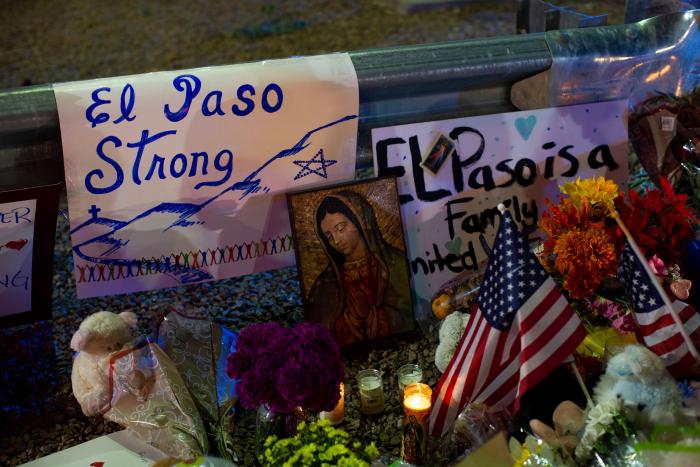 Cientos de personas arropan al viudo de El Paso que temía quedarse solo en el funeral
