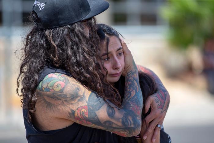 Cientos de personas arropan al viudo de El Paso que temía quedarse solo en el funeral