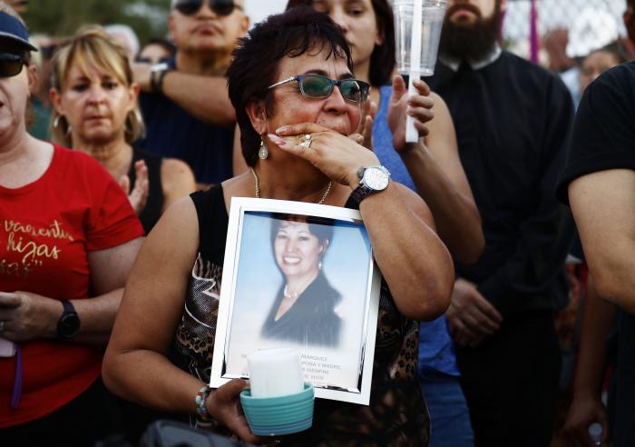Cientos de personas arropan al viudo de El Paso que temía quedarse solo en el funeral
