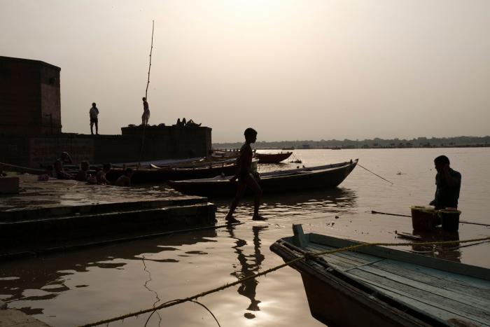 Jugar al bádminton en la ciudad de la muerte