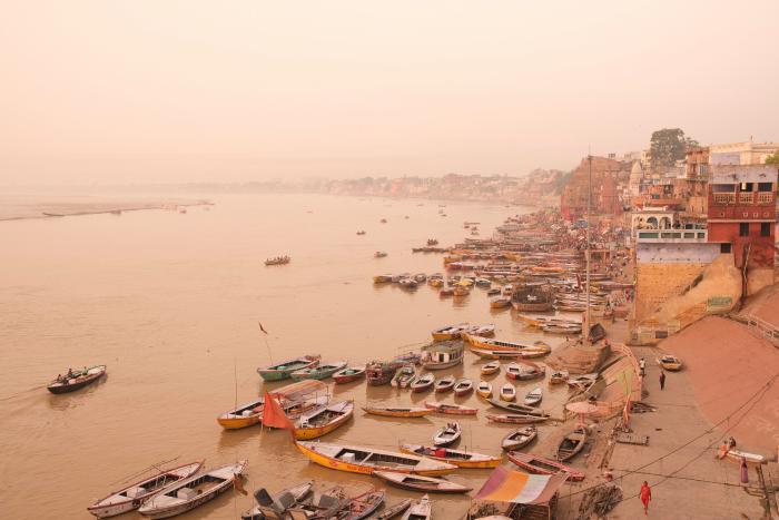 Jugar al bádminton en la ciudad de la muerte