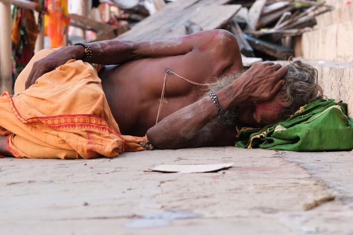 Jugar al bádminton en la ciudad de la muerte